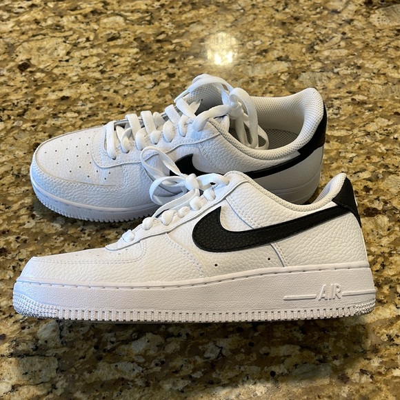 🖤 Air Force 1 '07 'White Black’ CT2302-100 Men’s Size 7/Women’s Size 8.5 - Picture 8 of 14